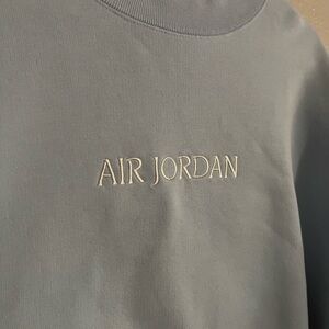 Used air Jordan crewneck women’s xl